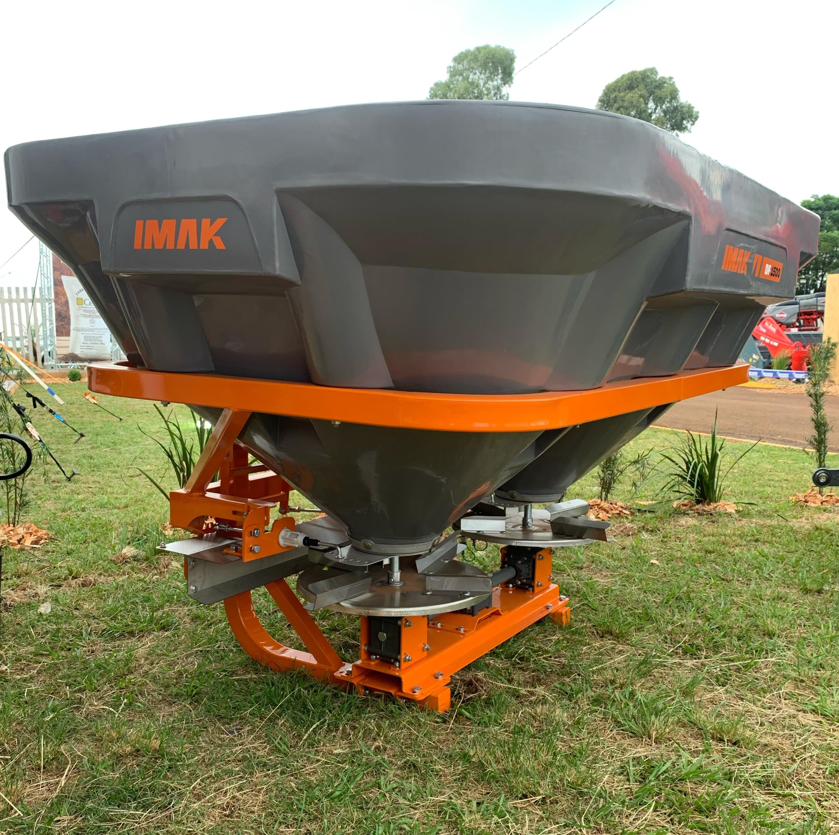 Distribuidores de fertilizantes IMAK - NOVOS - Opções de 800 kg 1500 kg e 1700 kg Preço imbatível - 3